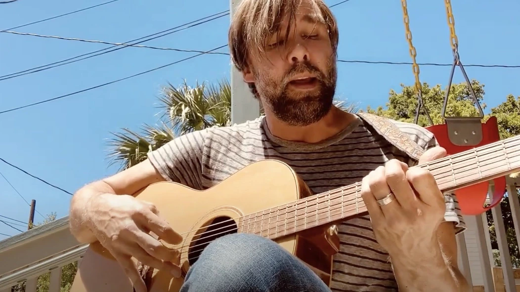 watch Mineral / Gloria Record frontman play classics in solo