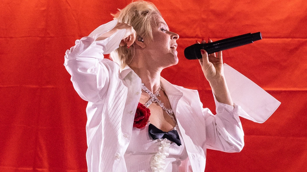 Robyn at Brooklyn Paramount crop