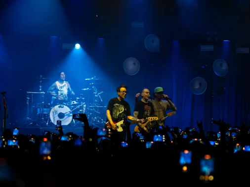 Watch blink-182 reunite with Matt Skiba at LA wildfire relief benefit