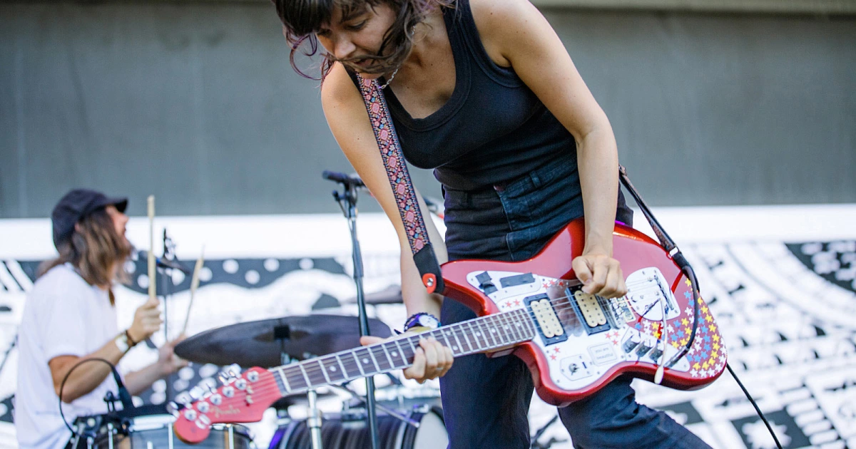 コートニー バーネット Courtney Barnett Tシャツ M ThingsTakeTimeWhiteStacked.png