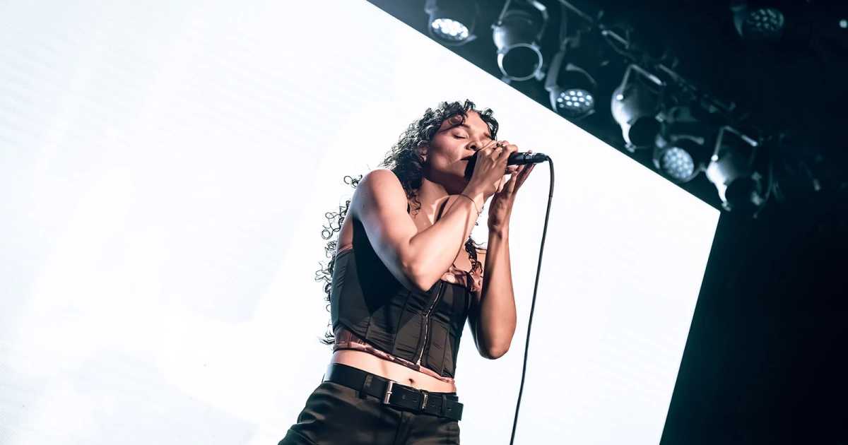 Erika de Casier brought out Dev Hynes at Warsaw show (pics, video