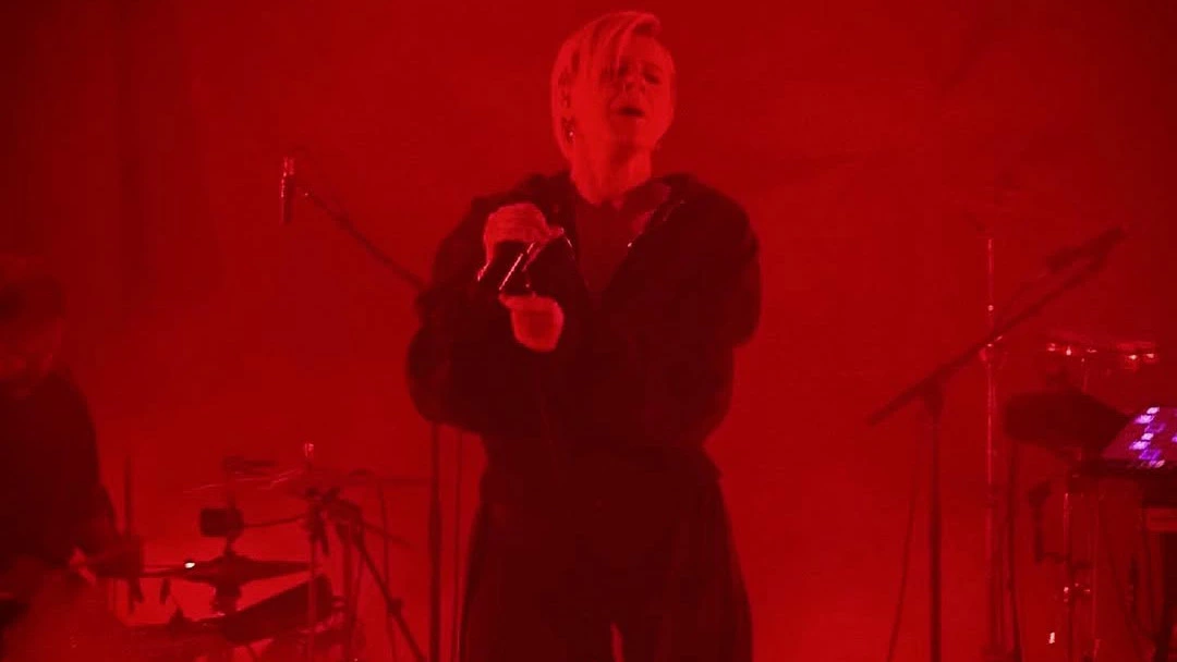 Watch Robyn debut new single “Dopamine” at intimate Los Angeles show