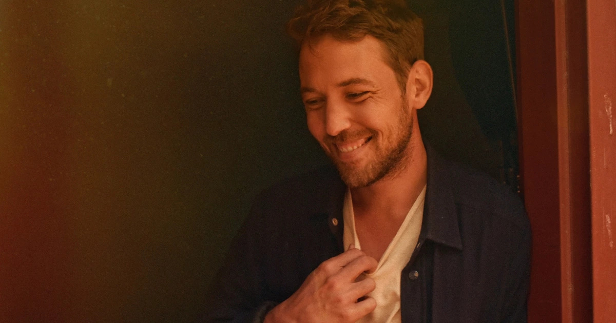 Fleet Foxes’ Robin Pecknold announces solo acoustic tour w/ Allegra Krieger, playing NYC Judee Sill tribute