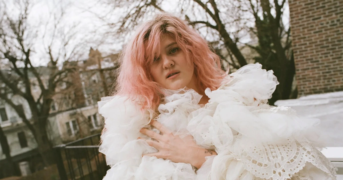 Grace Ives announces new LP 'Girlfriend' & tour, shares "Stupid Bitches"