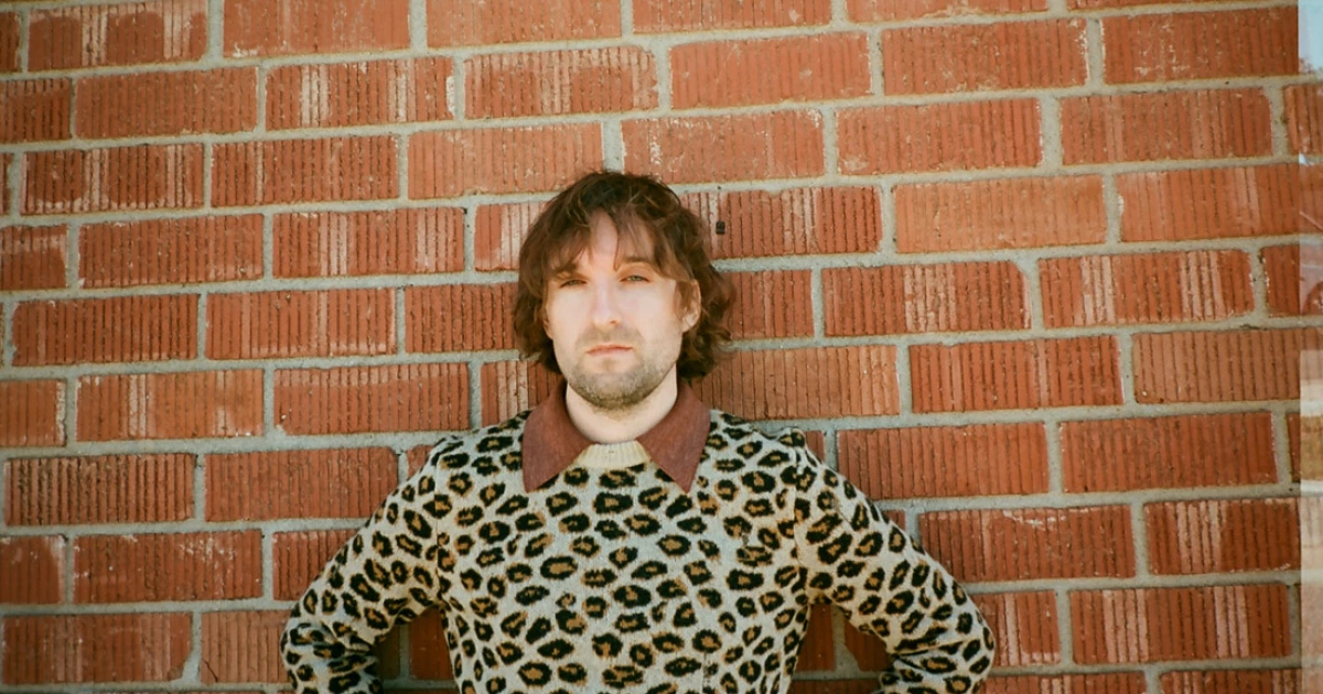 Angelo De Augustine announces new LP & tour with Hannah Frances, shares "Mirror Mirror"