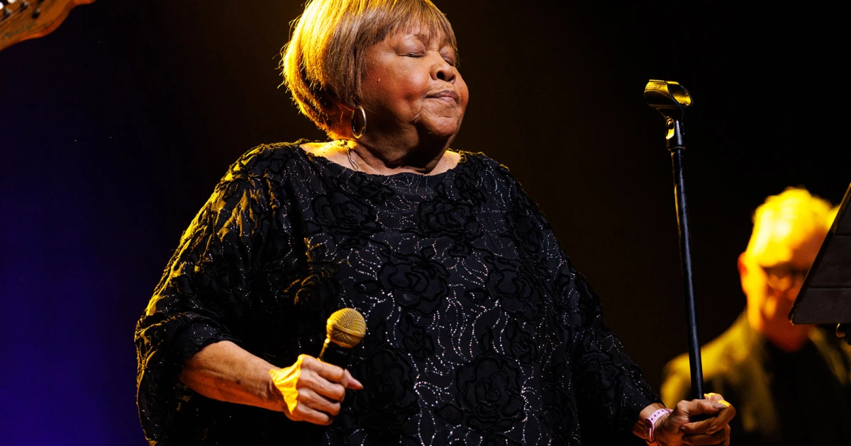 Watch Norah Jones join Mavis Staples on "You Are Not Alone" in NYC ++ Beacon Theatre pics & setlist