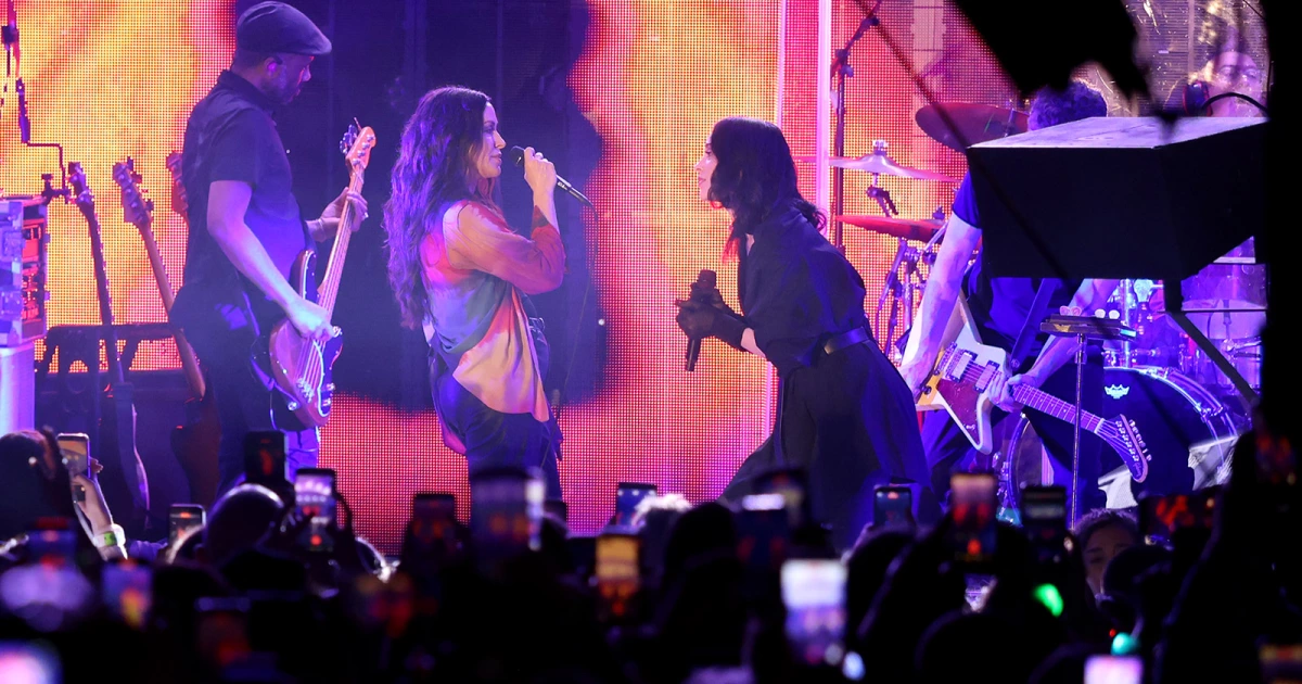 Watch St. Vincent join Alanis Morissette on "You Oughta Know" at SXSW