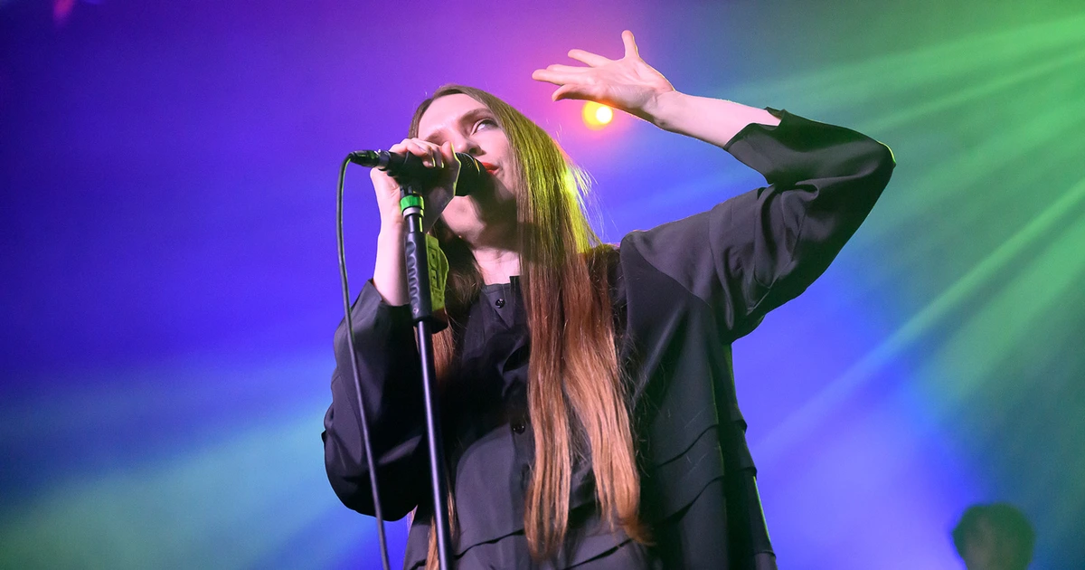 Dry Cleaning played Brooklyn Steel with Snooper (pics, video, setlists)