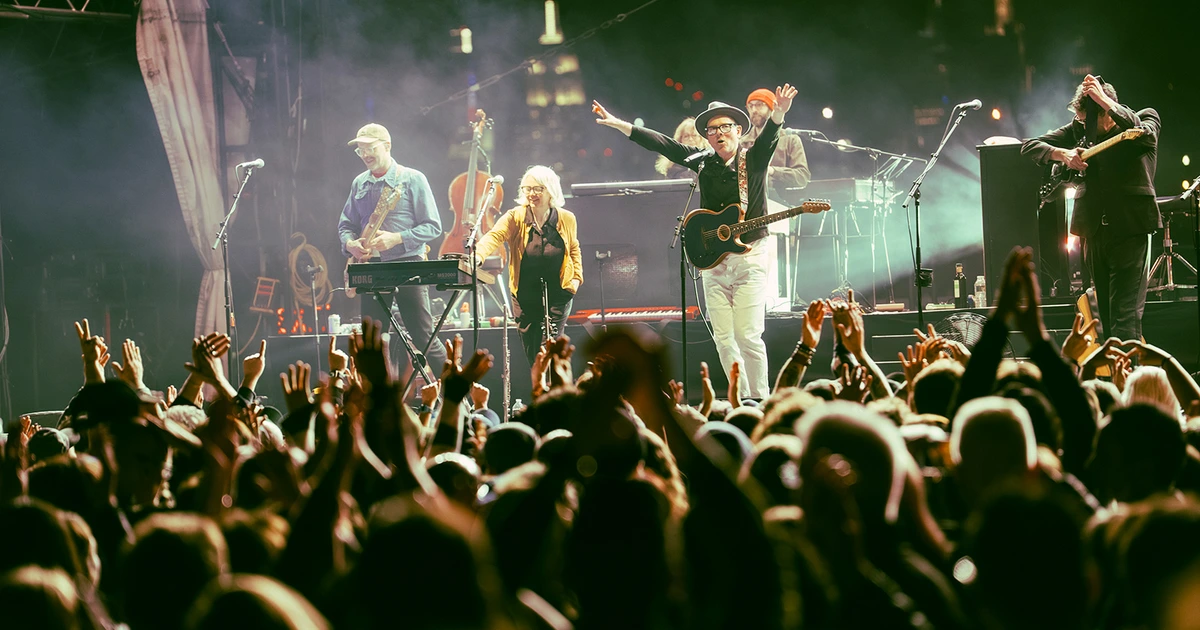 Belle and Sebastian brought soggy Scottish weather & their first 2 albums to joyous Rooftop @ Pier 17 shows (review, pics, setlists)