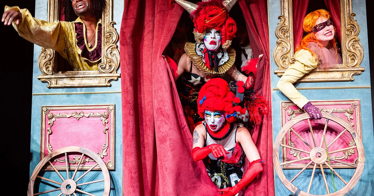 Haute & Freddy began Warsaw run (night 1 pics)