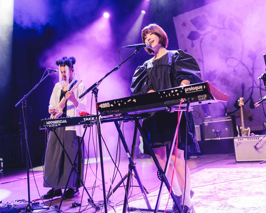 Phoebe Rings at Brooklyn Paramount