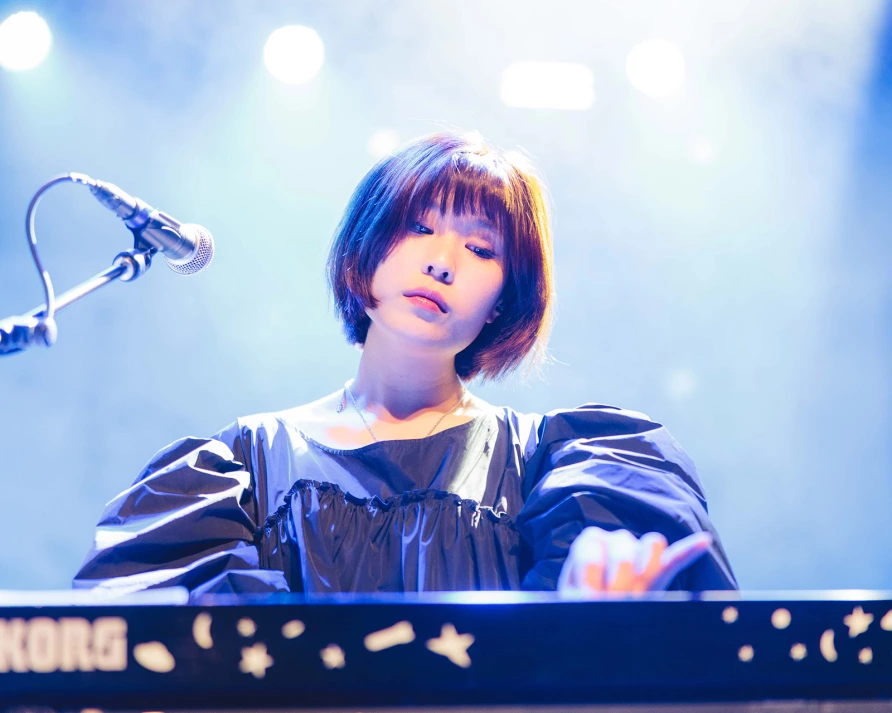 Phoebe Rings at Brooklyn Paramount