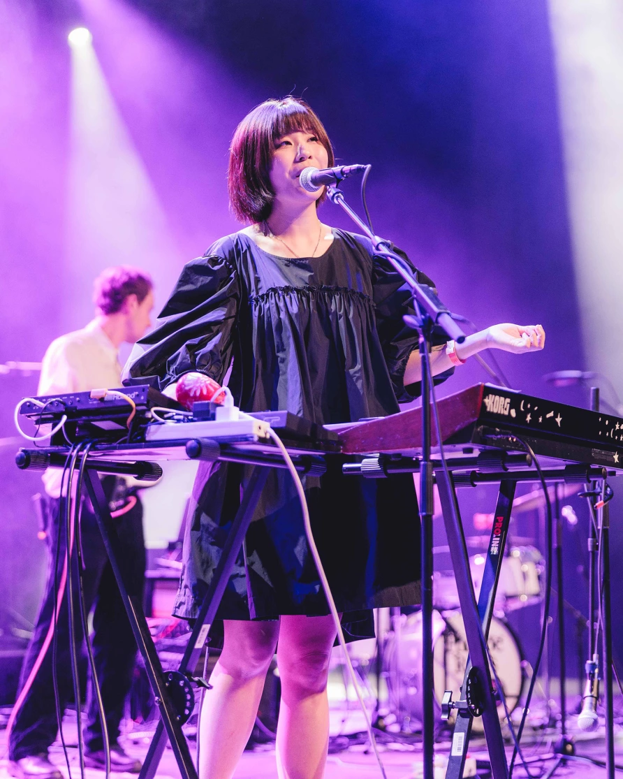 Phoebe Rings at Brooklyn Paramount