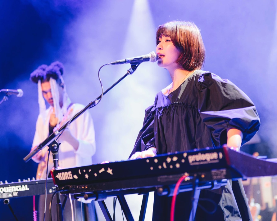 Phoebe Rings at Brooklyn Paramount