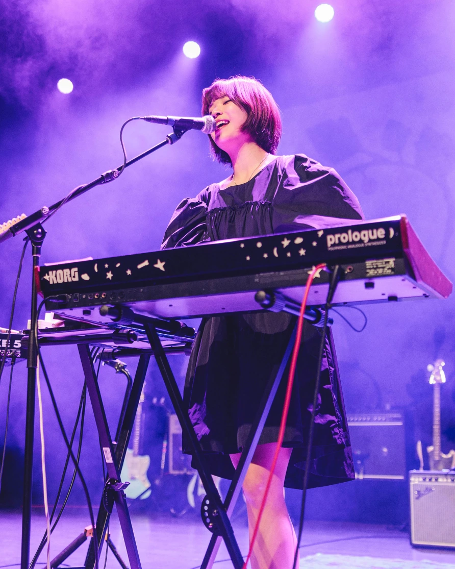 Phoebe Rings at Brooklyn Paramount
