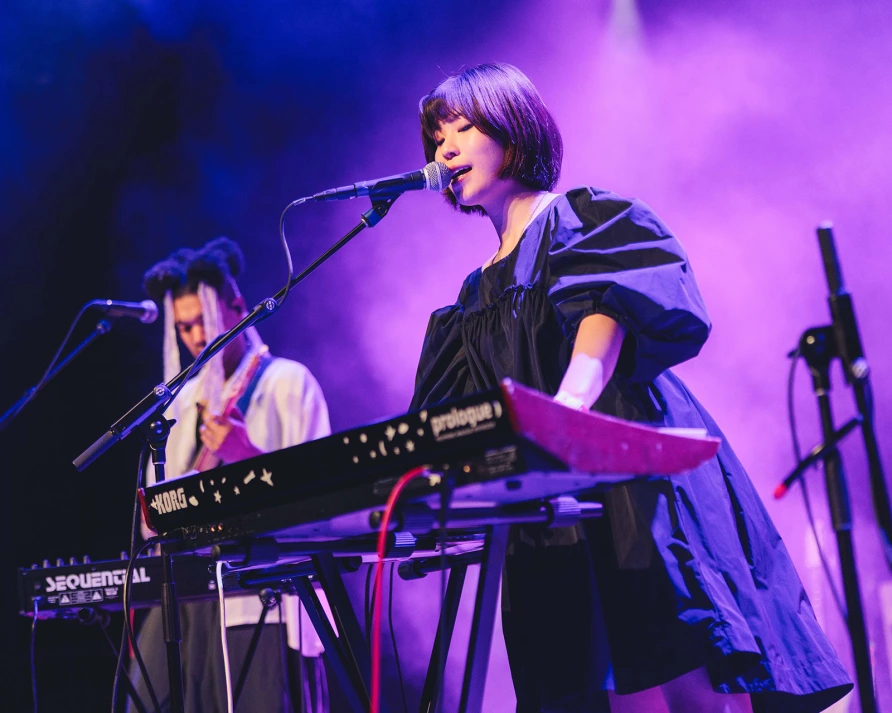 Phoebe Rings at Brooklyn Paramount