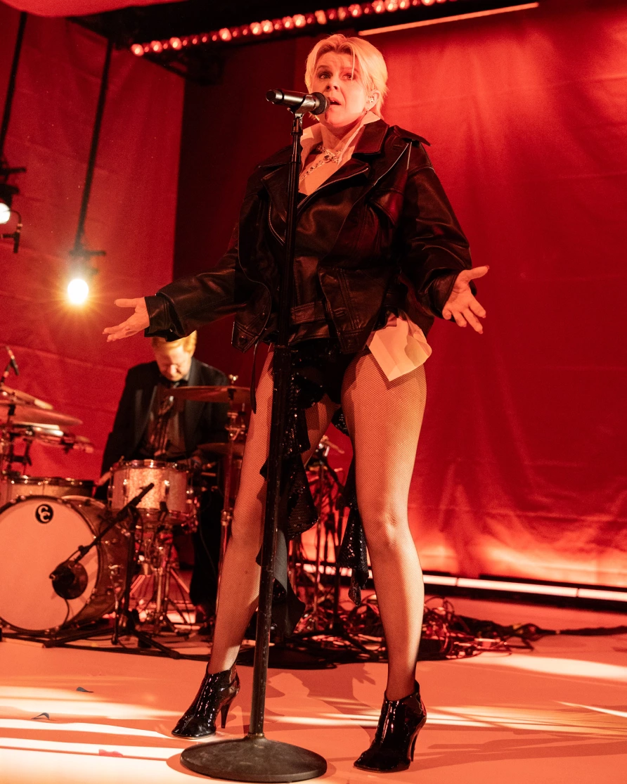Robyn debuted new songs at New Year's Eve Brooklyn Paramount show, adds ...
