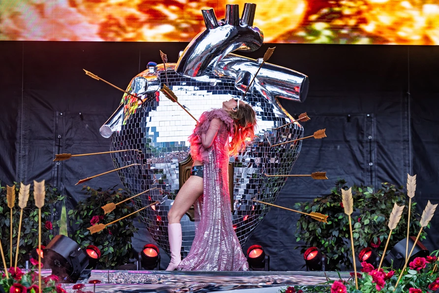Suki Waterhouse at Lollapalooza 2026