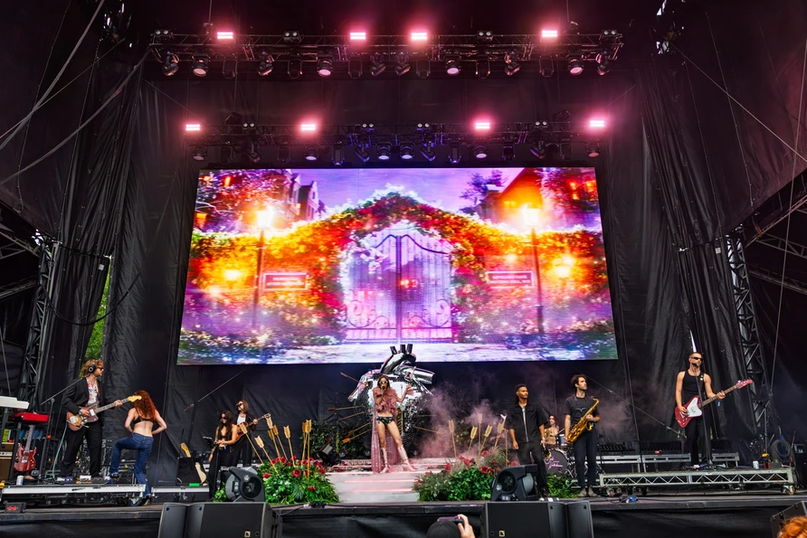 Suki Waterhouse at Lollapalooza 2026