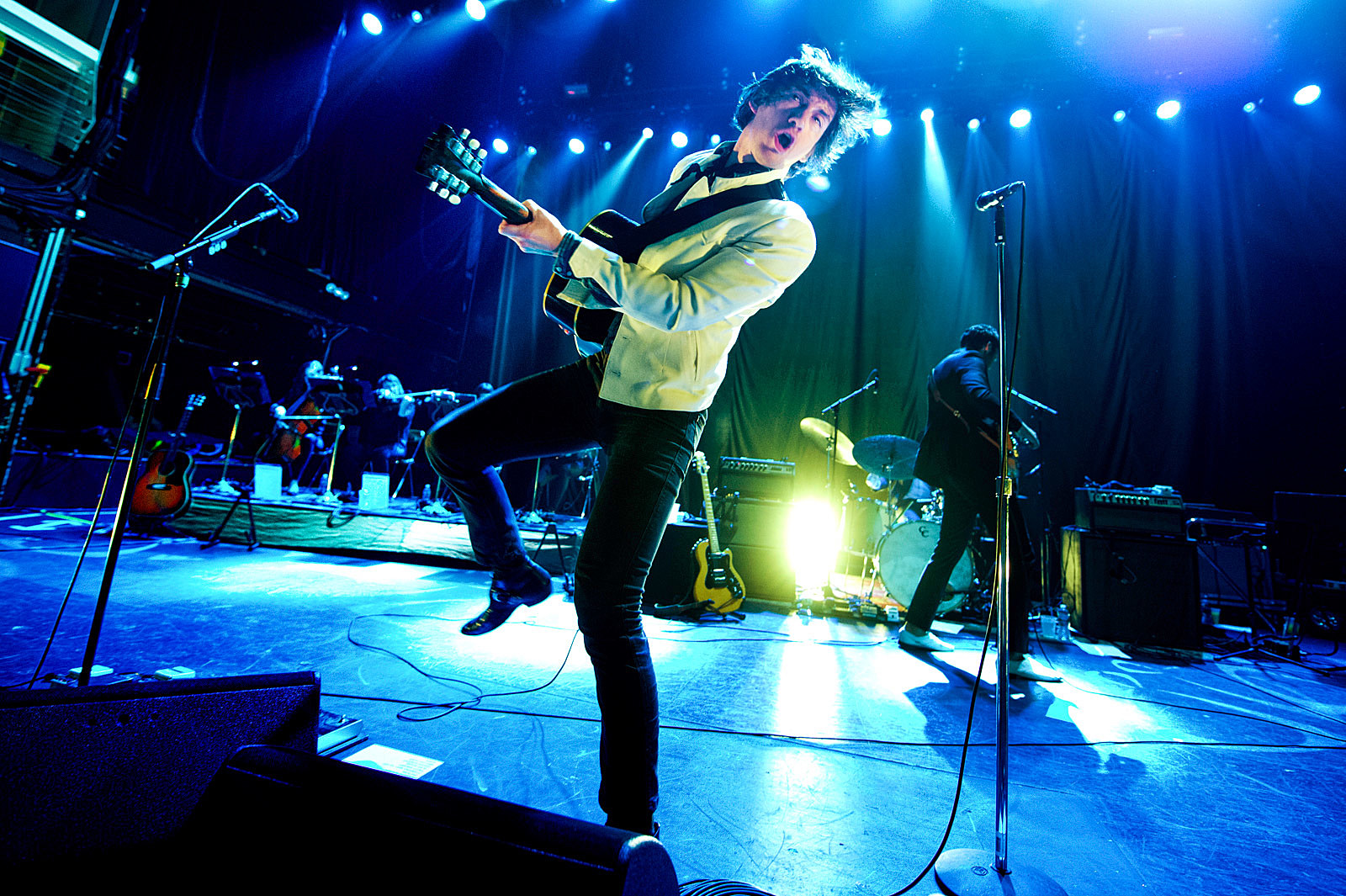 The Last Shadow Puppets cover Leonard Cohen, The Fall & more on new EP  (videos, EP stream)