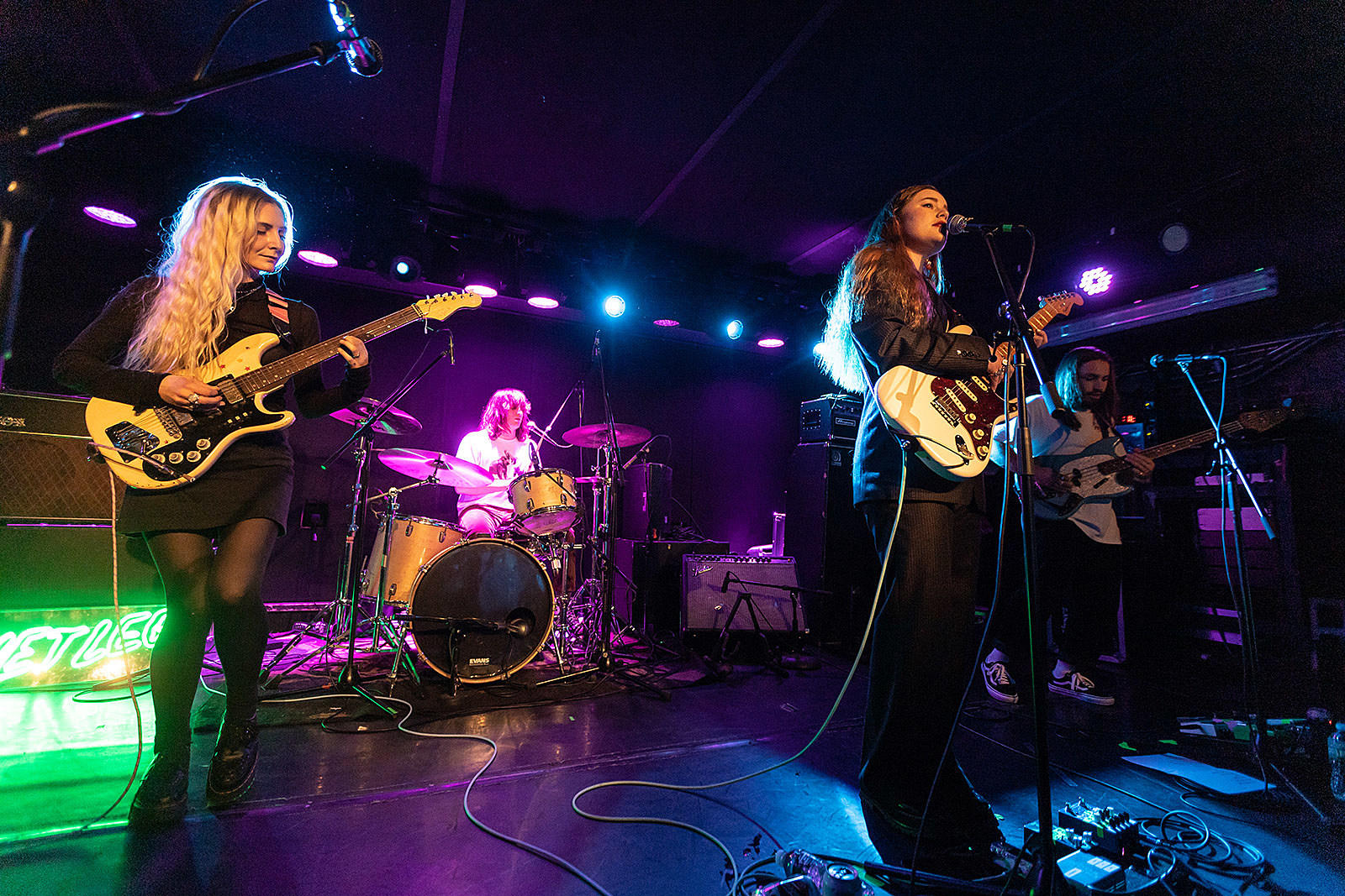 Wet Leg made a joyous splash at their first U.S. show (pics