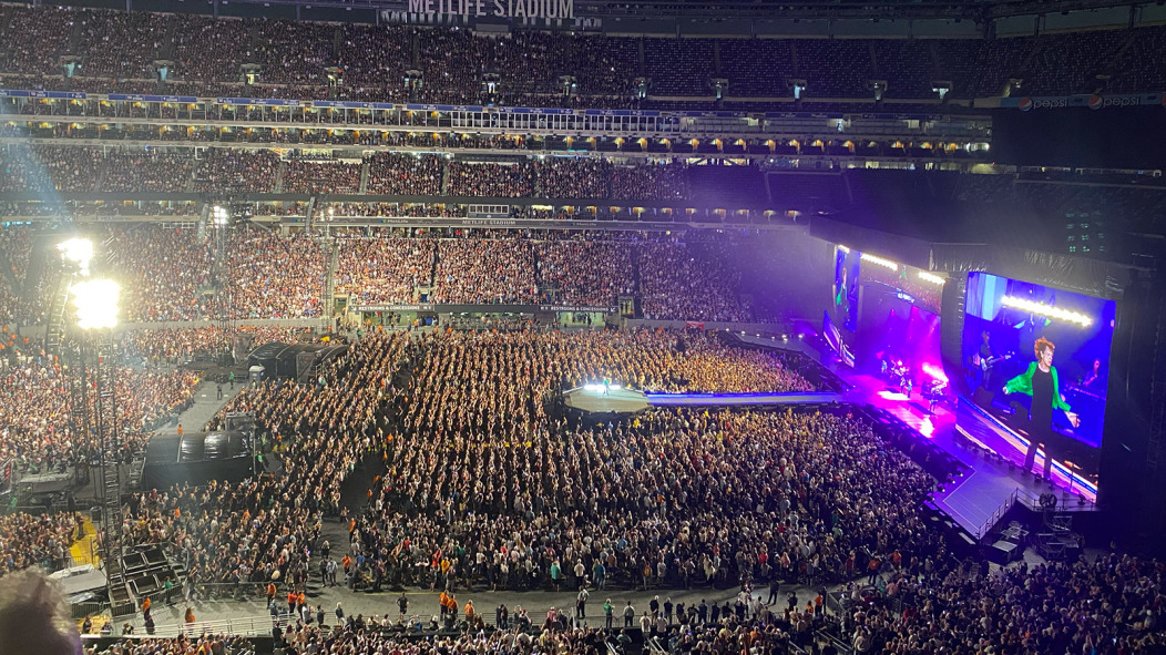 Does anyone know the Artist performing in this Google Earth image