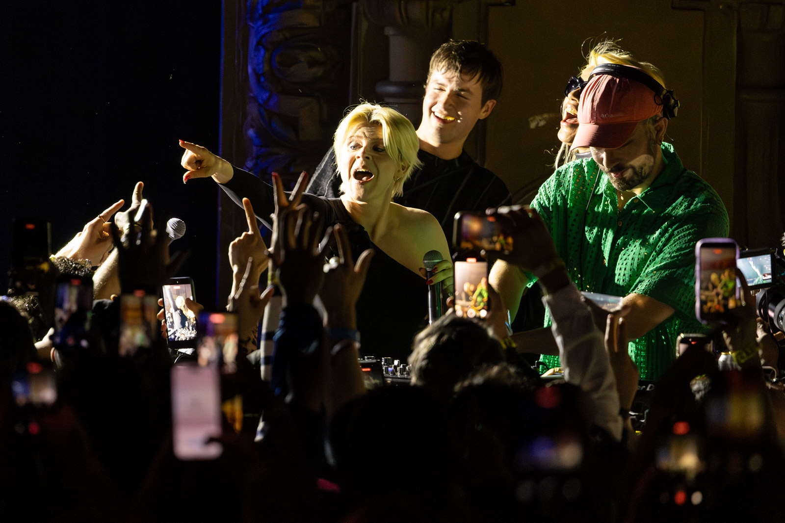 Robyn debuted new songs at New Year's Eve Brooklyn Paramount show, adds ...