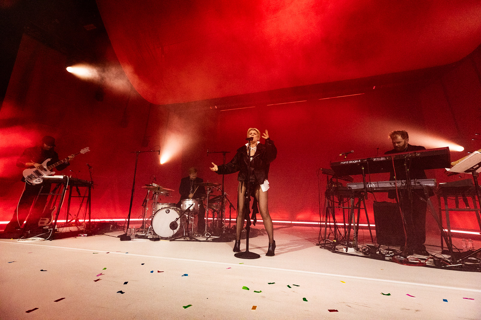 Robyn debuted new songs at New Year's Eve Brooklyn Paramount show, adds ...