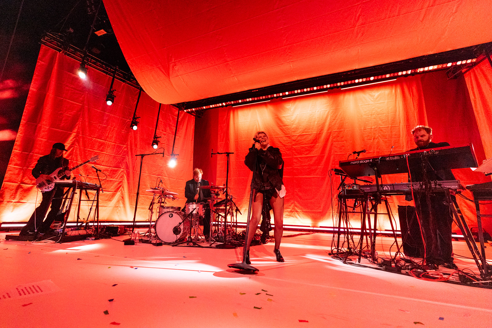 Robyn debuted new songs at New Year's Eve Brooklyn Paramount show, adds ...