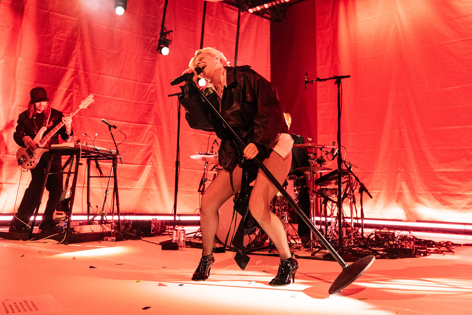 Robyn debuted new songs at New Year's Eve Brooklyn Paramount show, adds ...