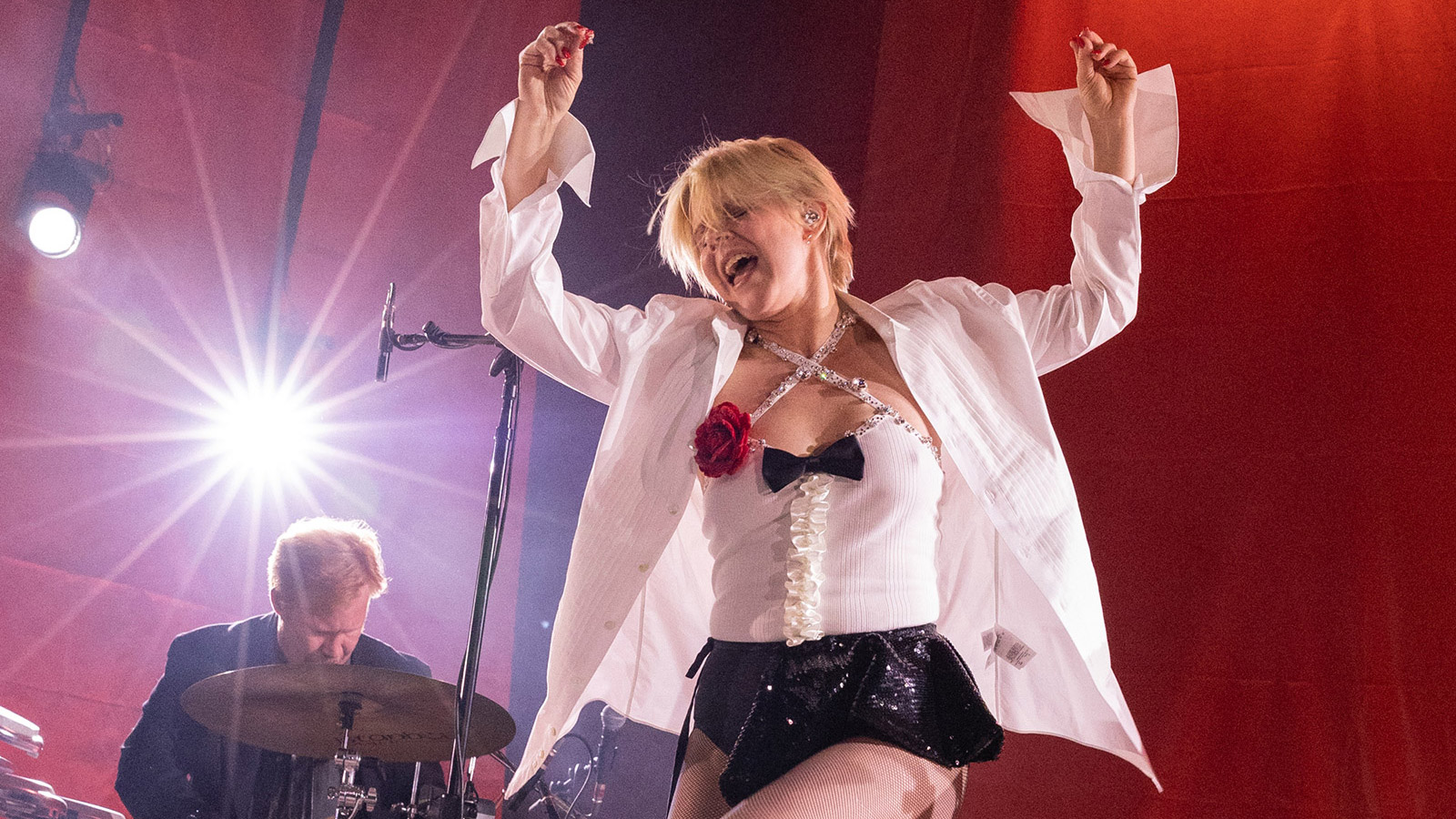 Robyn debuted new songs at New Year’s Eve Brooklyn Paramount show, adds Friday show (pics, video, setlist)