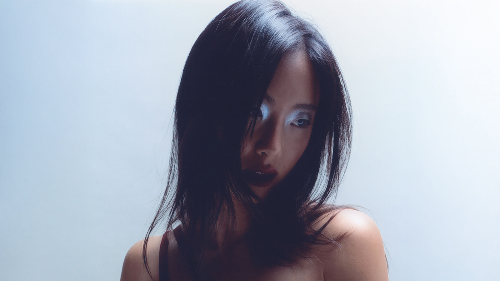 Sarah Kinsley announces new EP ‘Fleeting,’ shares “Lonely Touch”