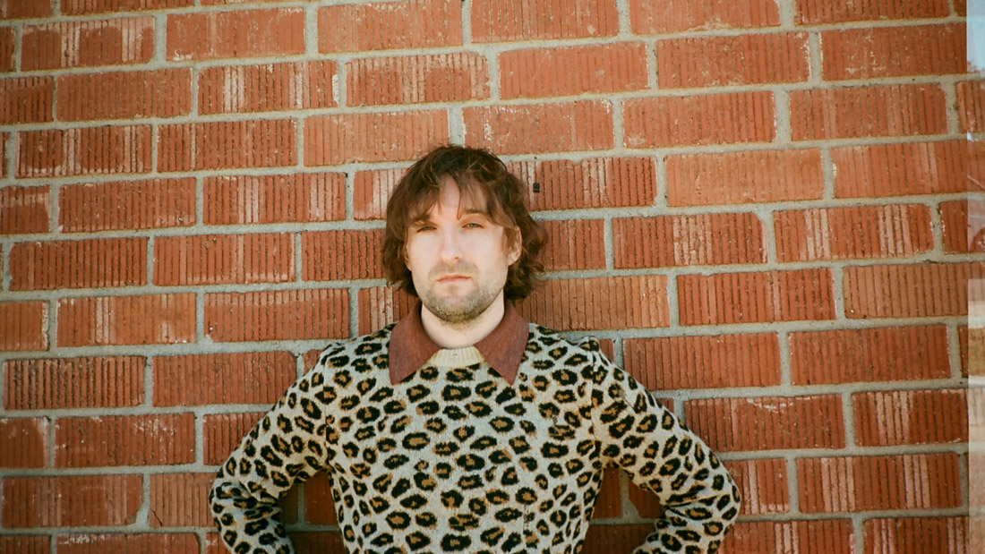 Angelo De Augustine announces new LP & tour with Hannah Frances, shares “Mirror Mirror”