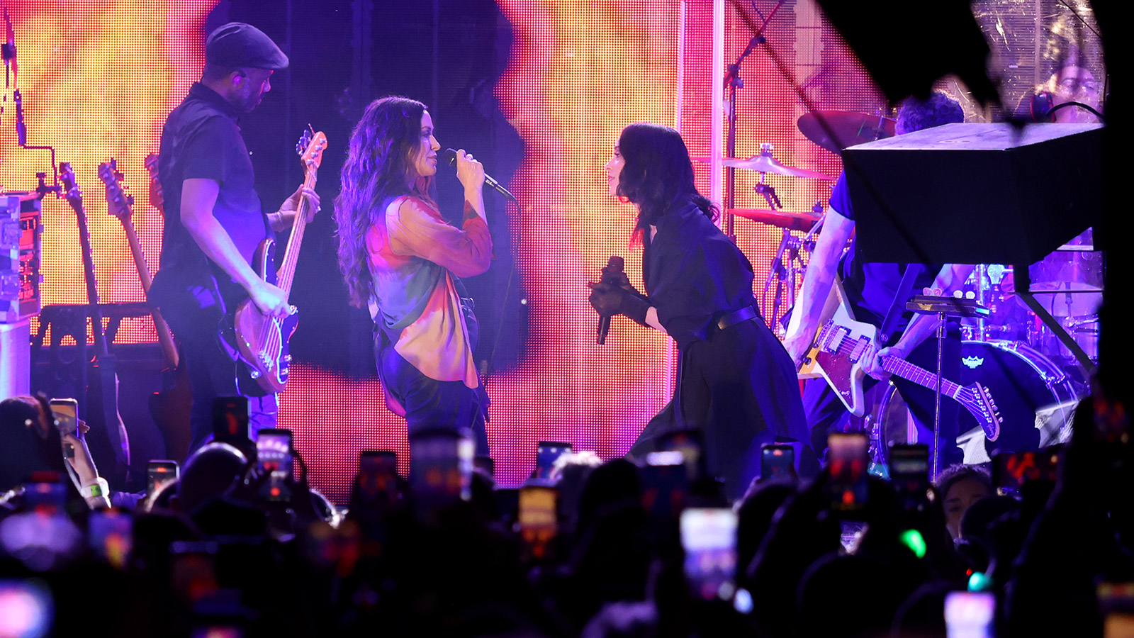 Watch St. Vincent join Alanis Morissette on “You Oughta Know” at SXSW